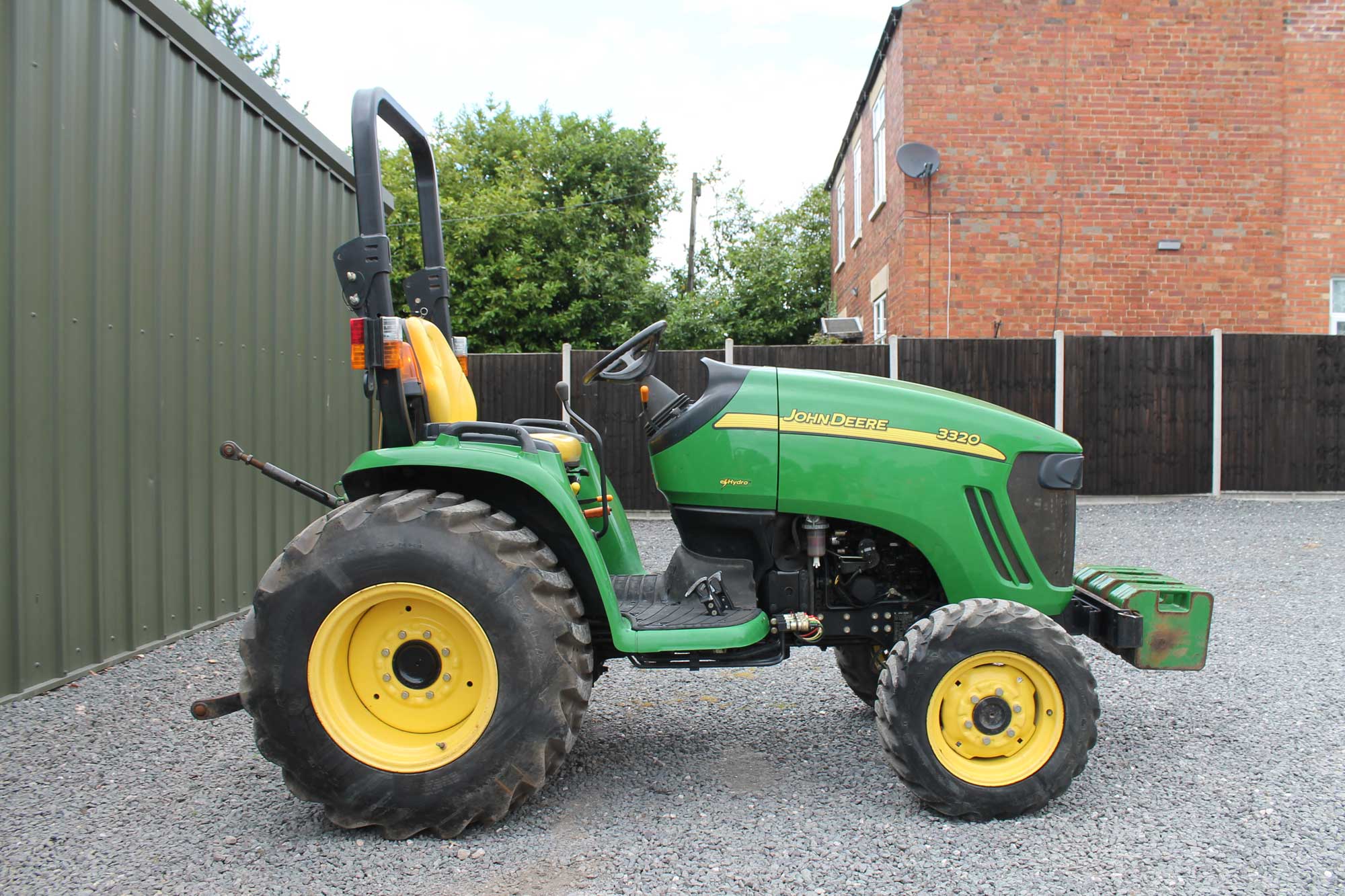 John Deere 3320