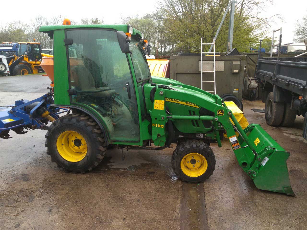 John Deere 2320 with Loader